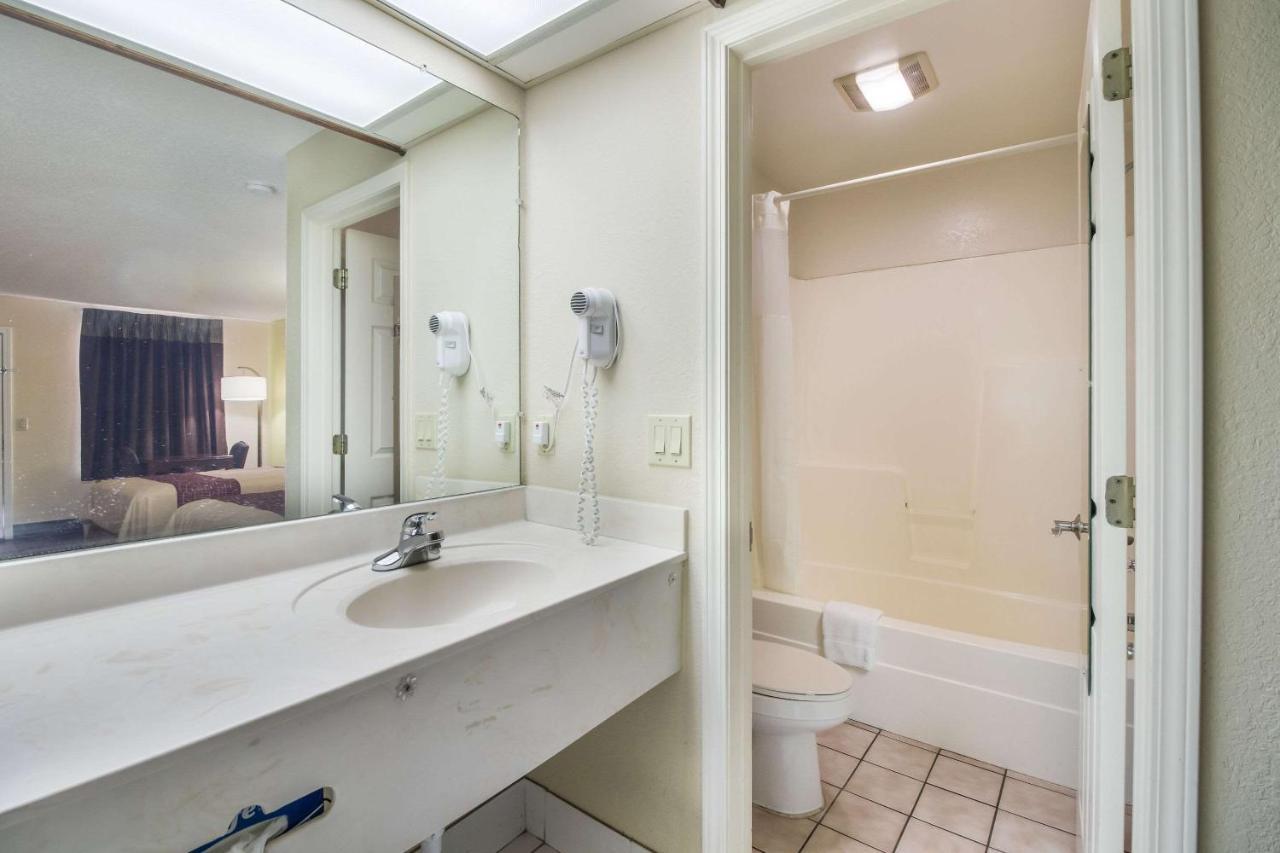 Rodeway Inn Bolivar エクステリア 写真
